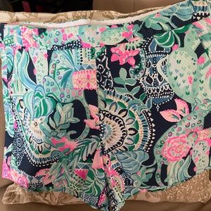 Lilly Pulitzer Shorts Size 6 with front pockets and side zipper.